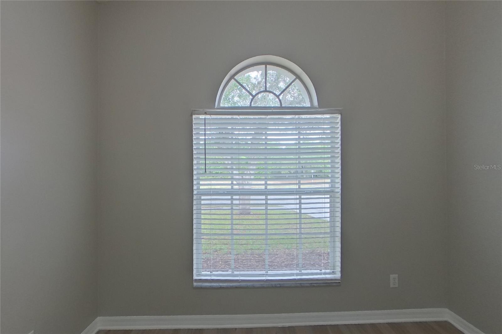 O6416366 Property Photo 12