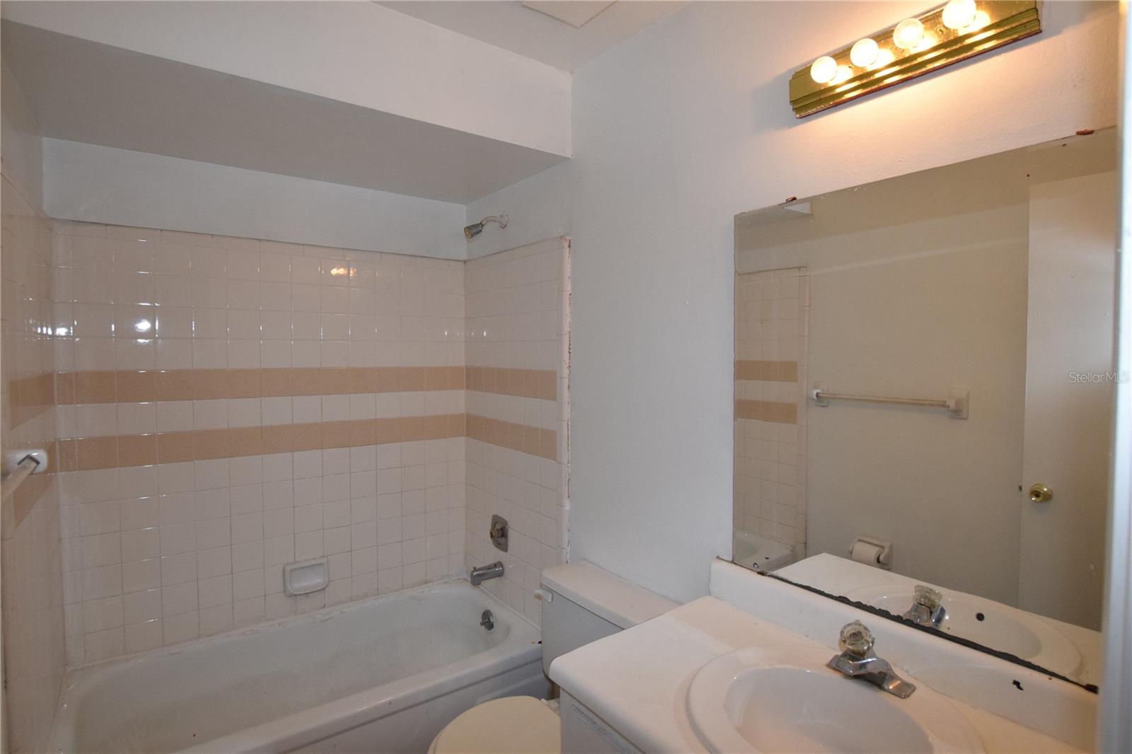 O6416447 Property Photo 9