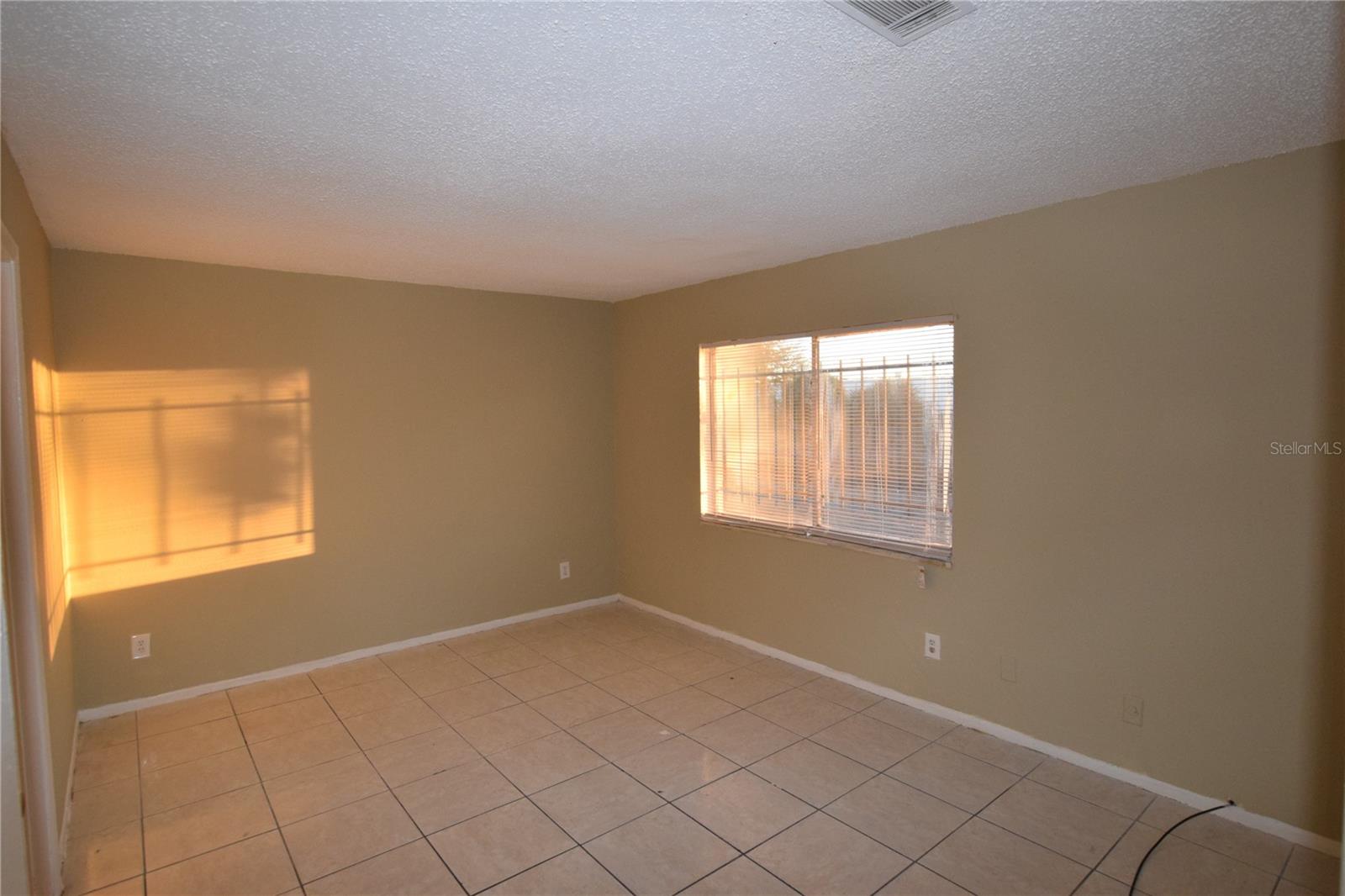 O6416447 Property Photo 12