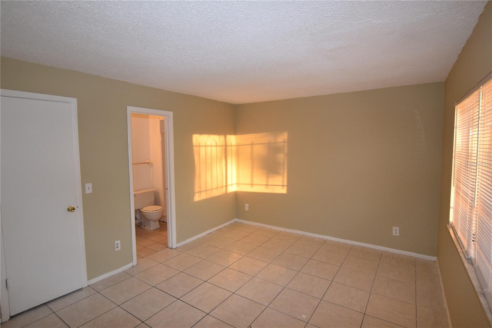 O6416447 Property Photo 13