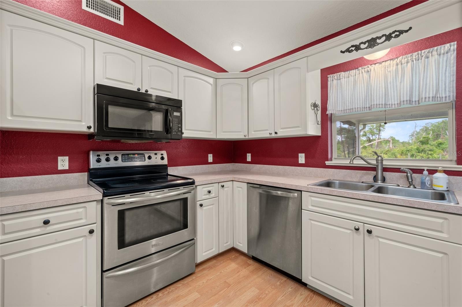 2630 Gresham St Property Photo 13