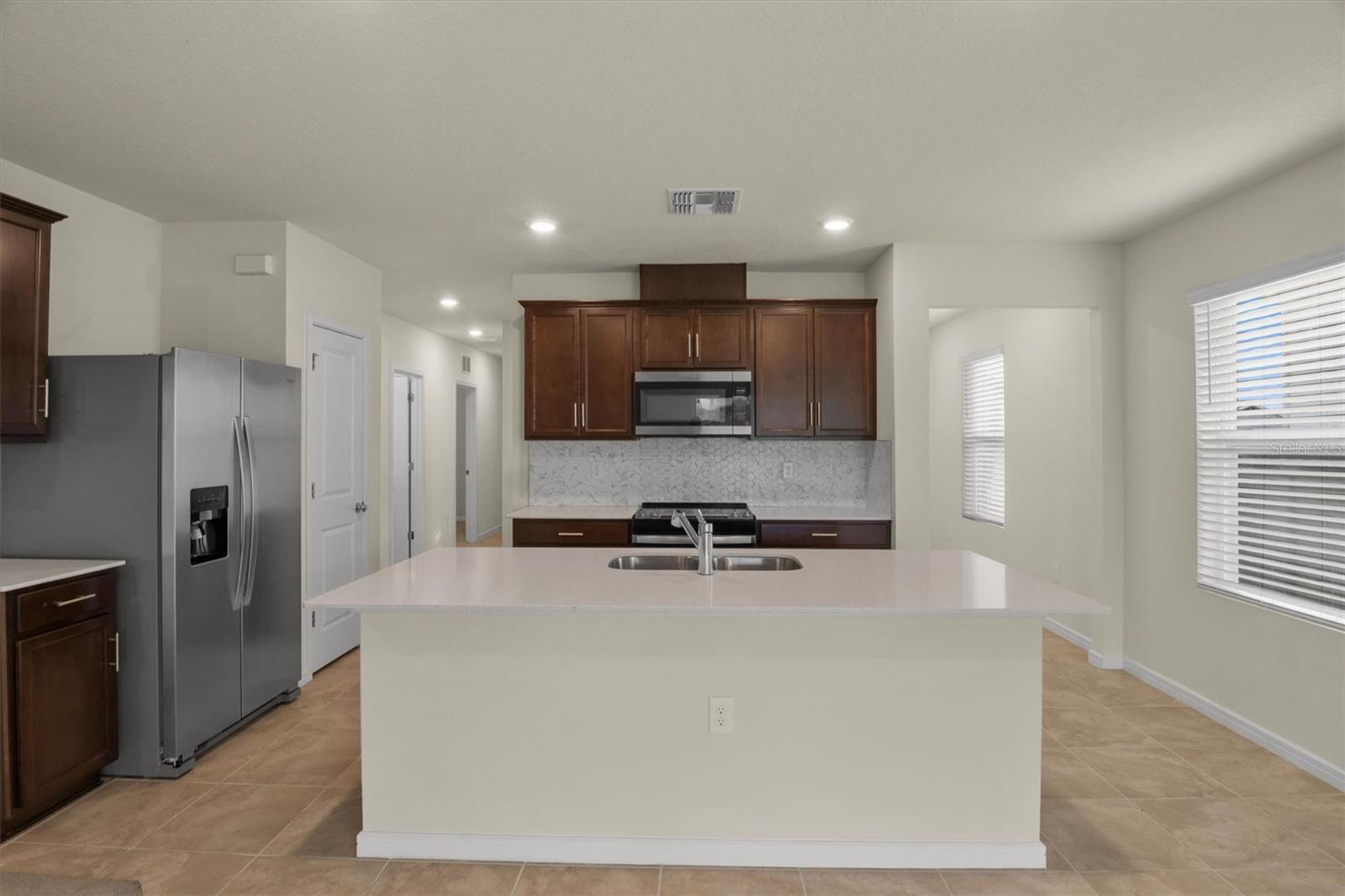 O6416684 Property Photo 6