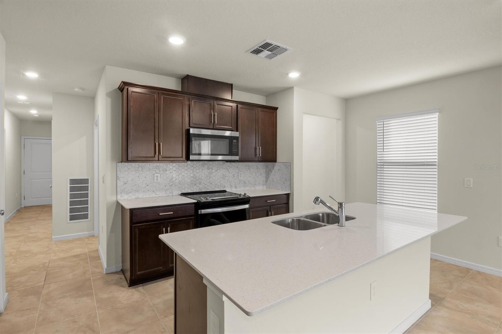 O6416684 Property Photo 7