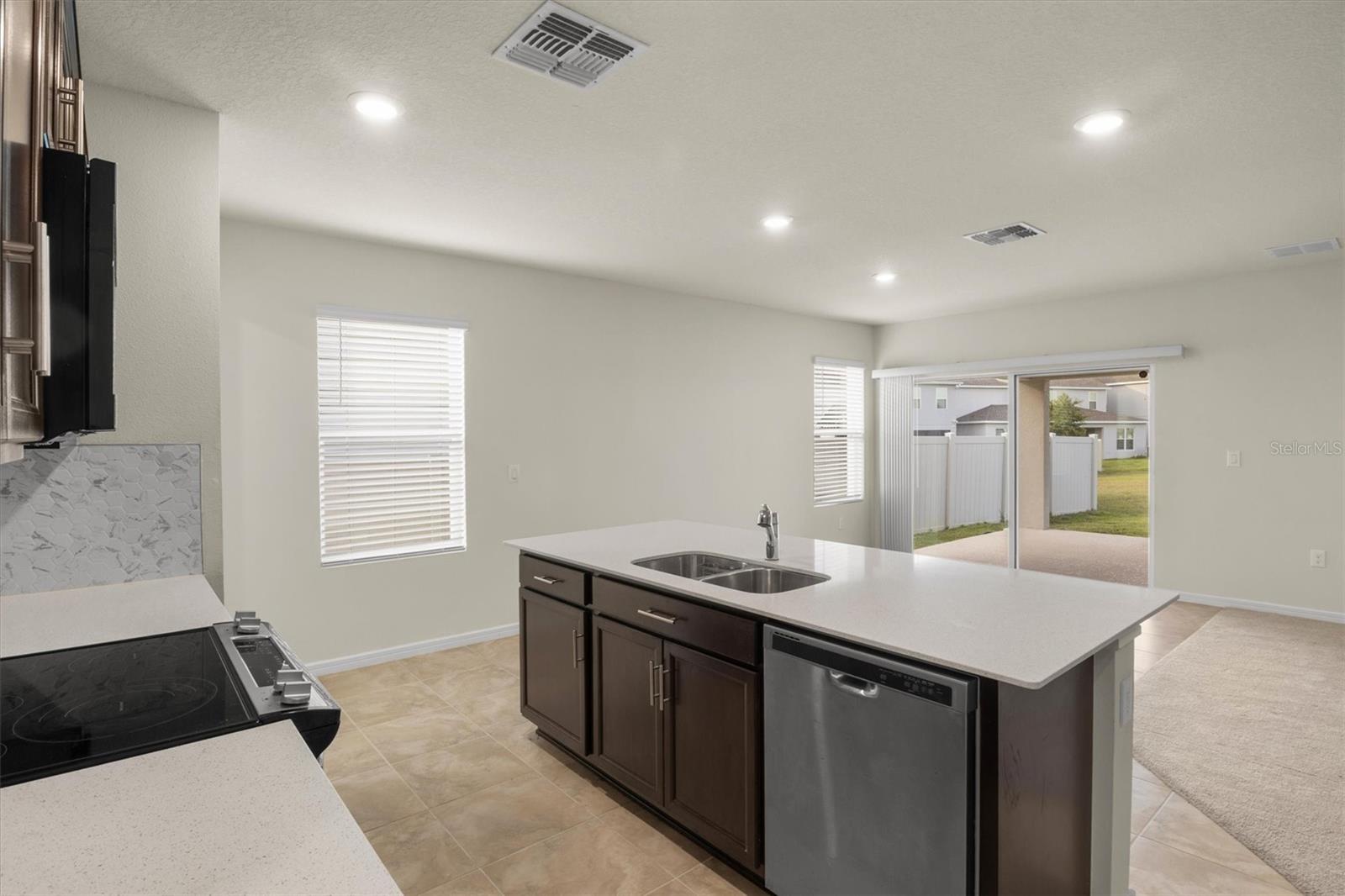 O6416684 Property Photo 8