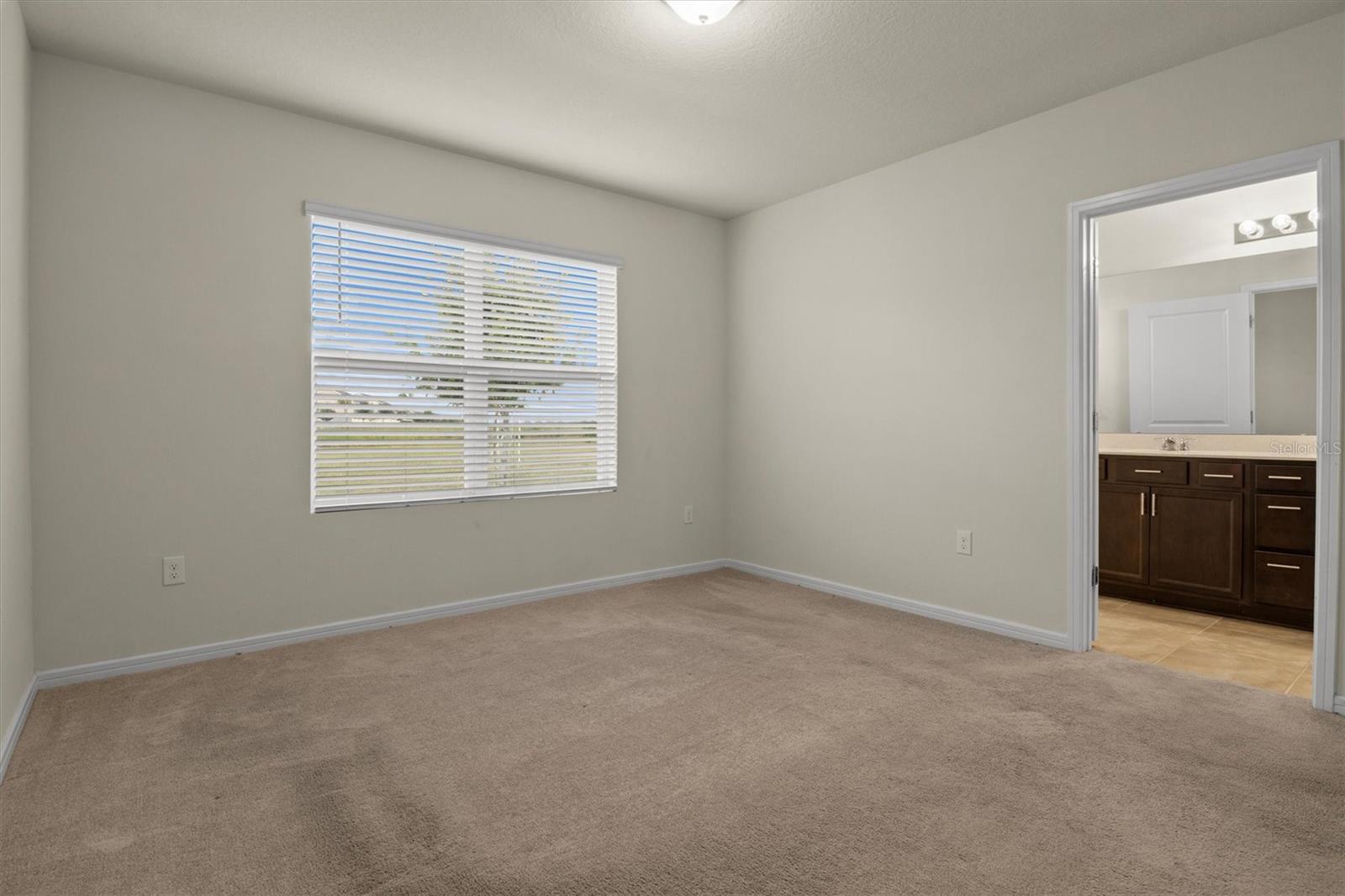 O6416684 Property Photo 13
