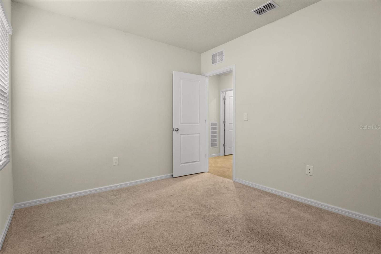 O6416684 Property Photo 18