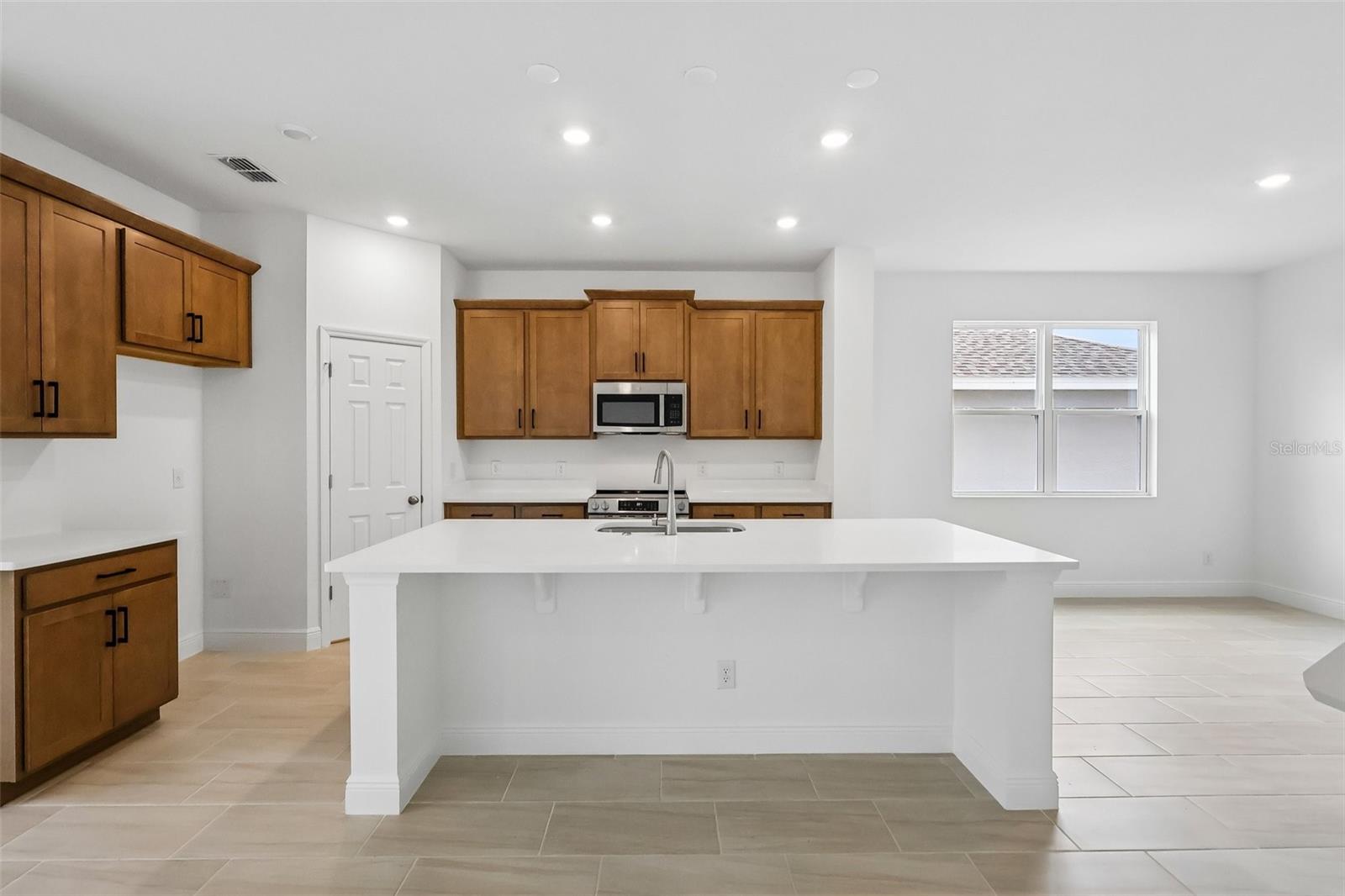 7276 Rolling Leaf Rd Property Photo 5