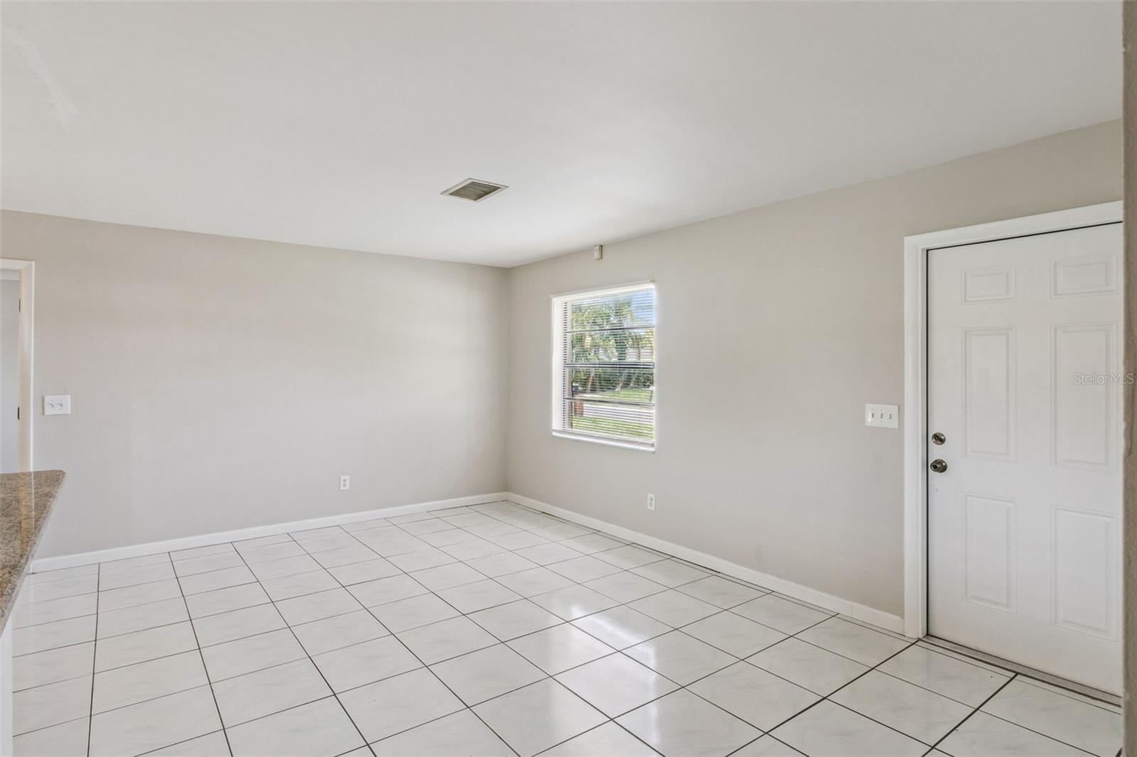 712 Clayton St Property Photo 3