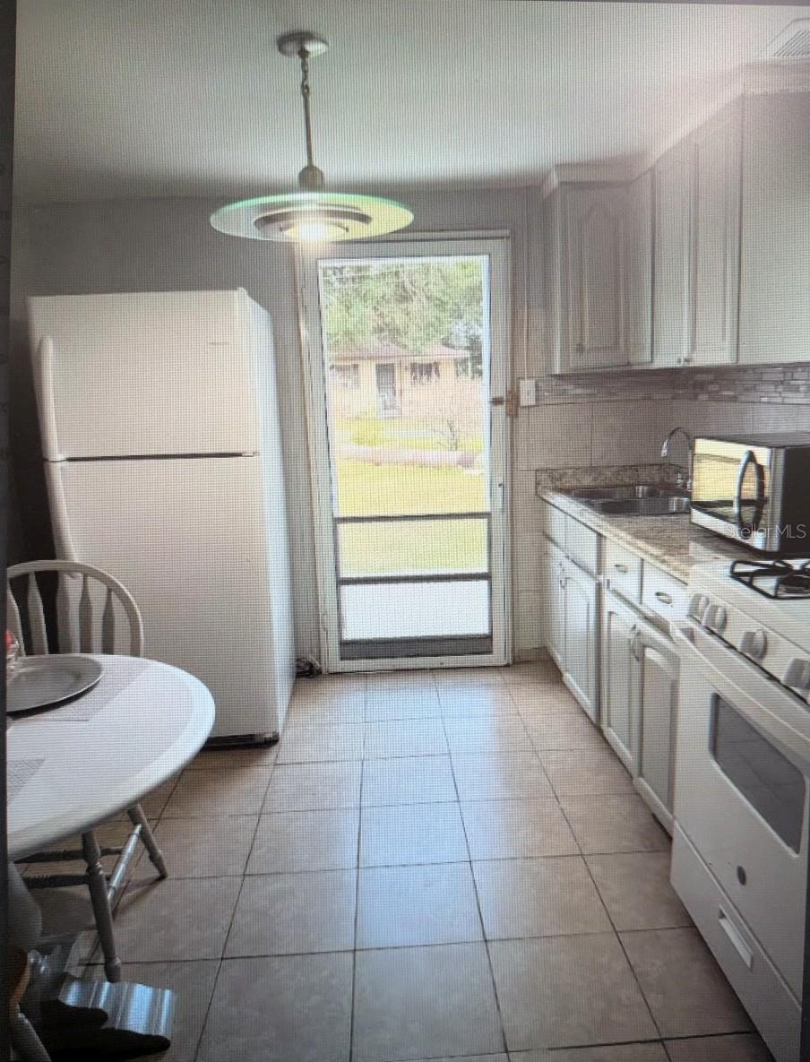 2725 Sample St Property Photo 4