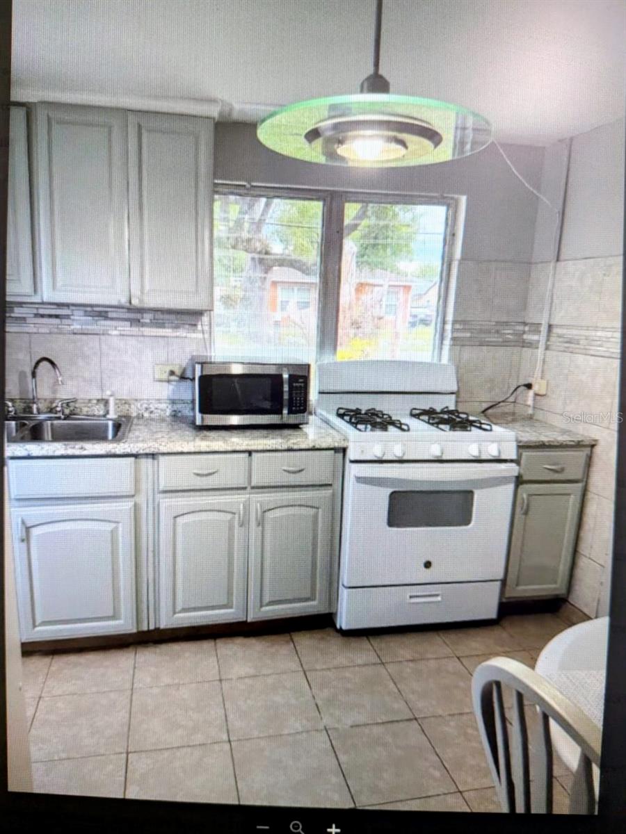 2725 Sample St Property Photo 5