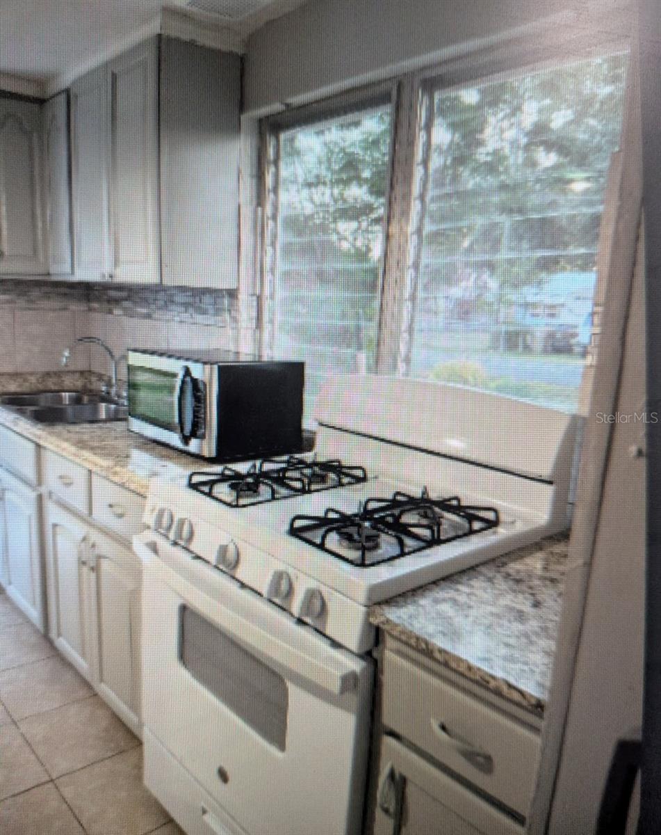 2725 Sample St Property Photo 6