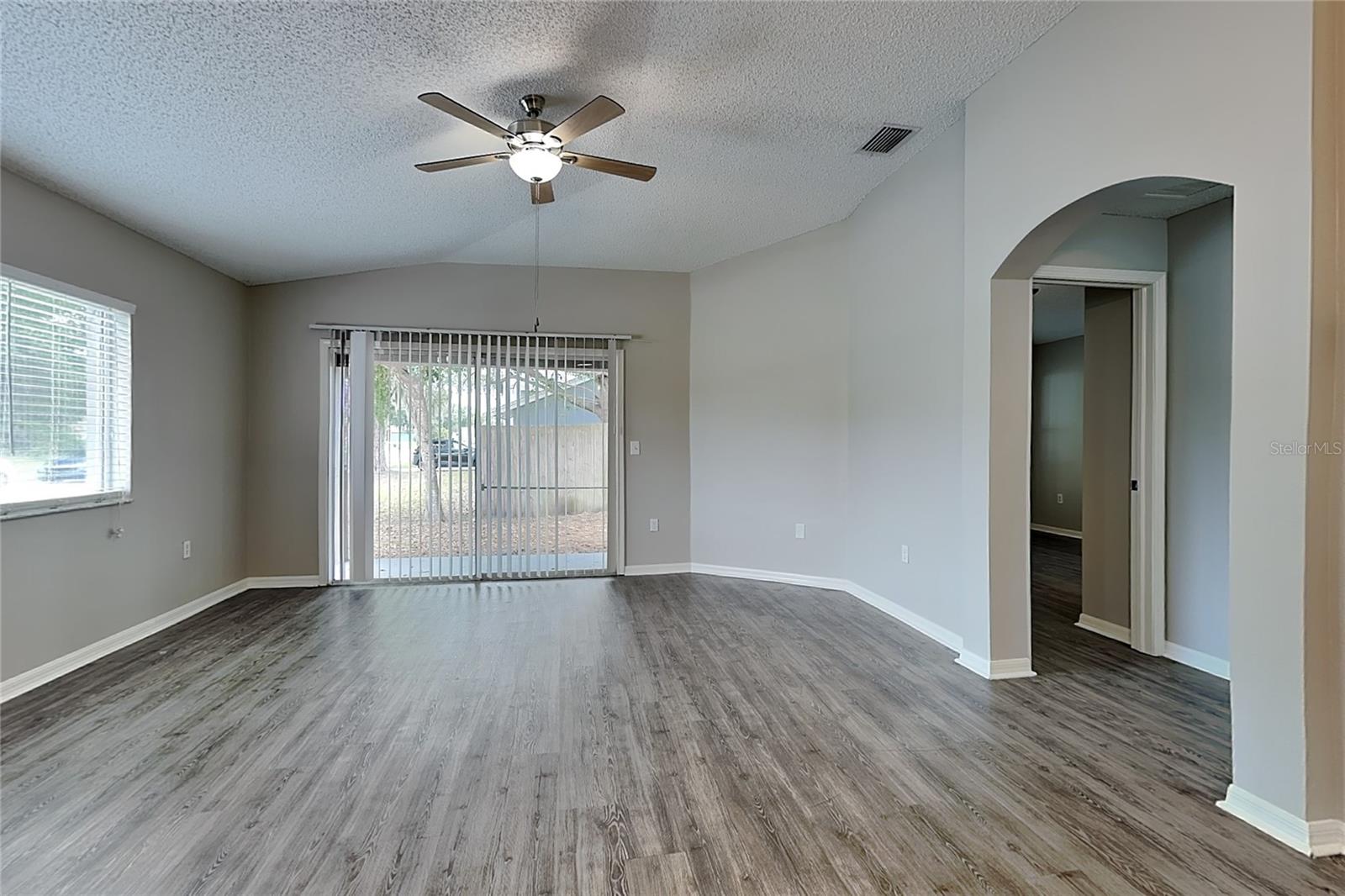 O6417296 Property Photo 2
