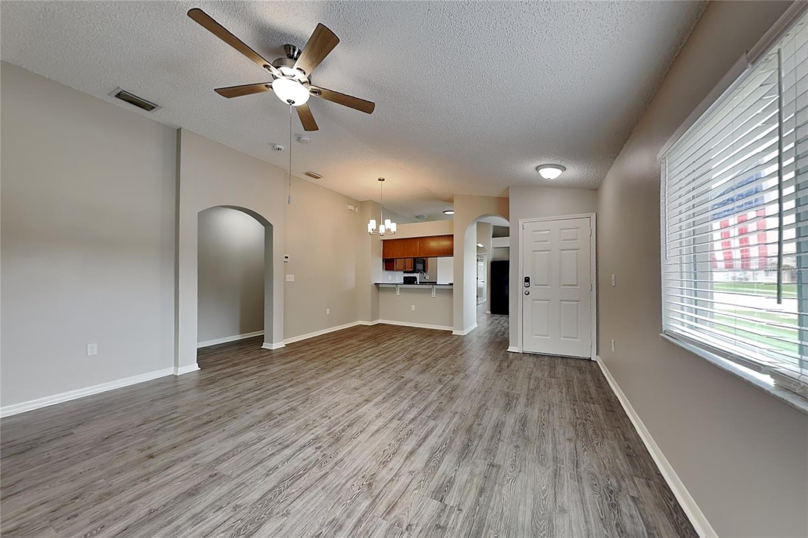 O6417296 Property Photo 3