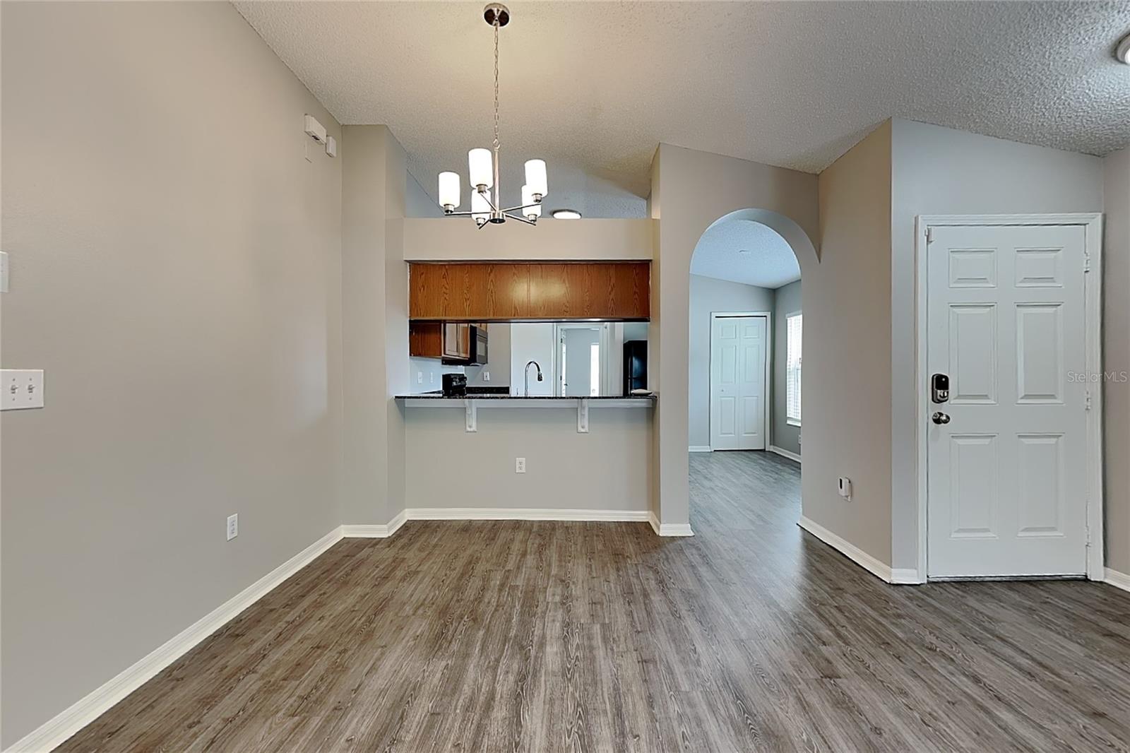 O6417296 Property Photo 4