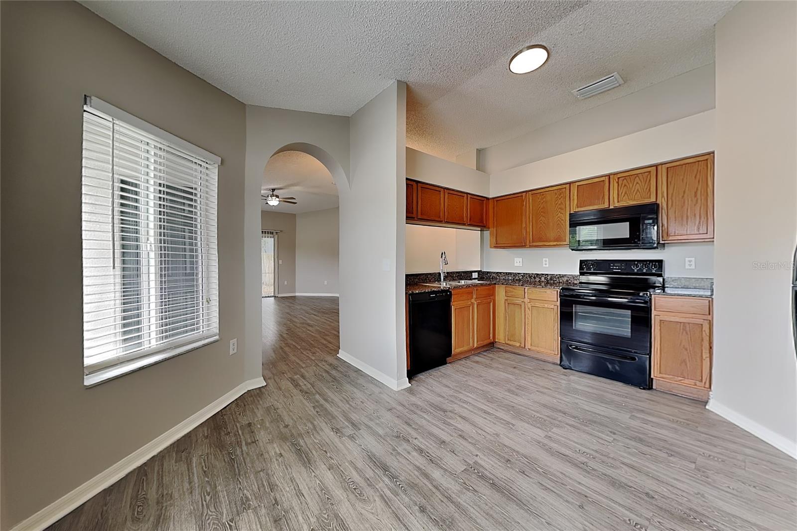 O6417296 Property Photo 5