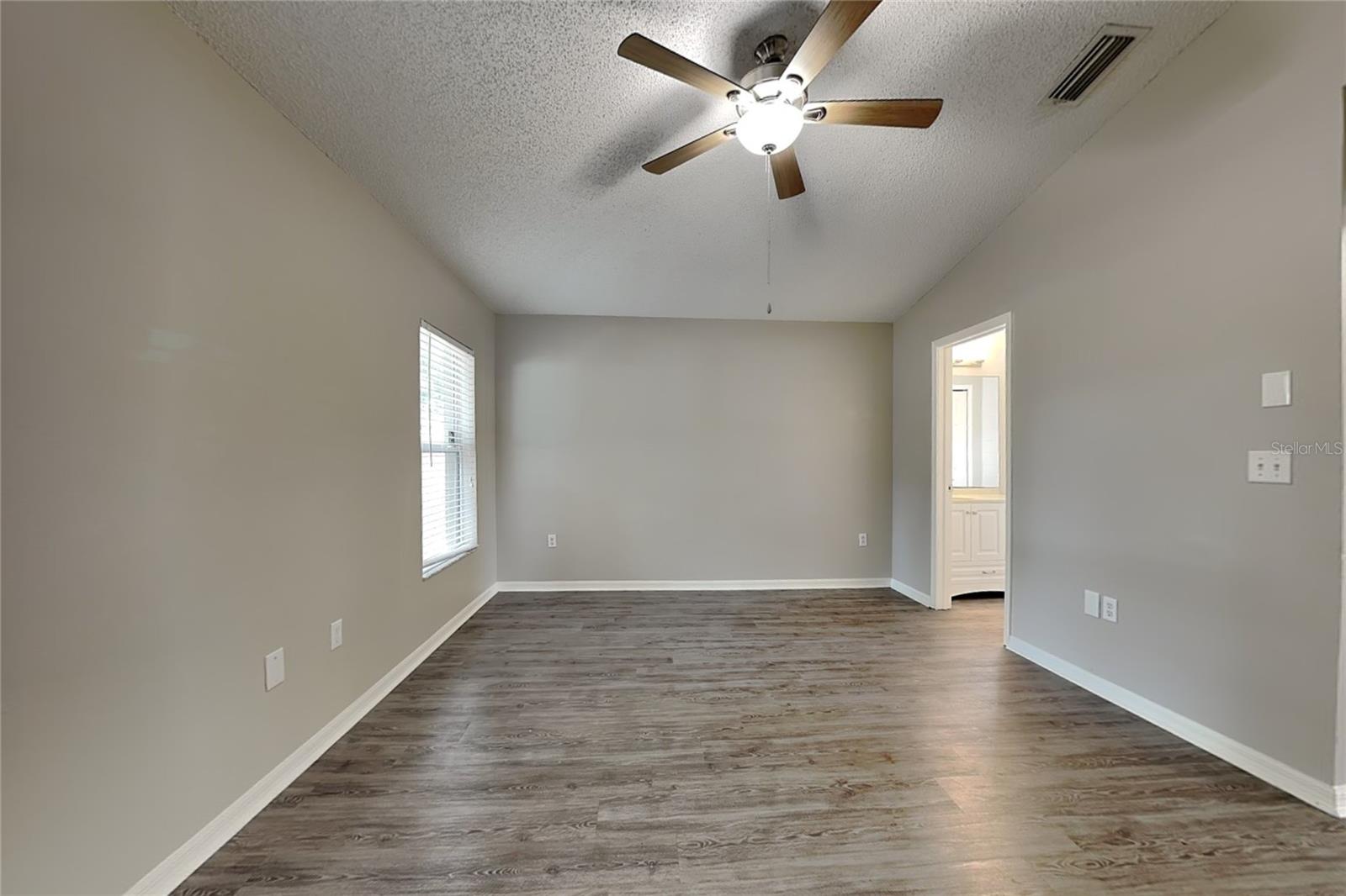 O6417296 Property Photo 6