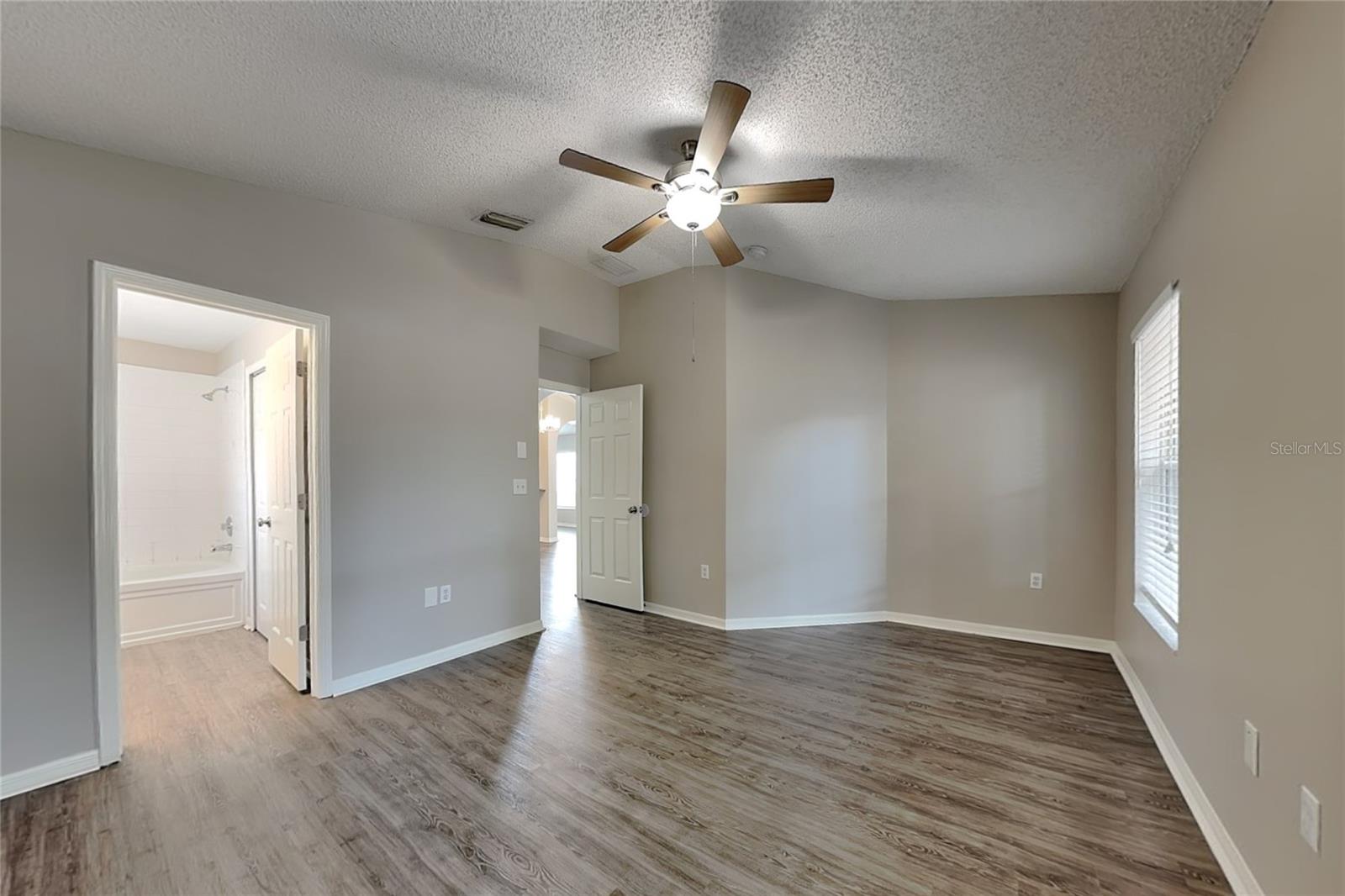 O6417296 Property Photo 7