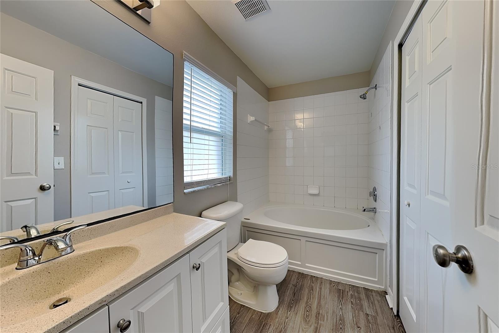 O6417296 Property Photo 8