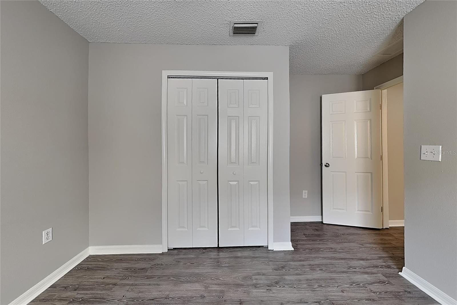 O6417296 Property Photo 9