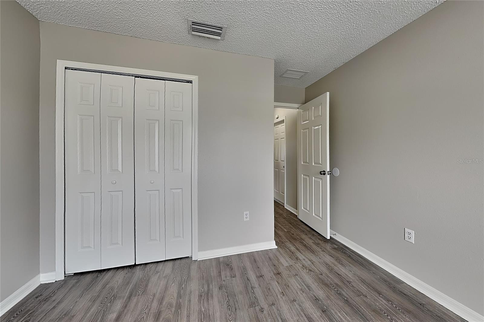 O6417296 Property Photo 11