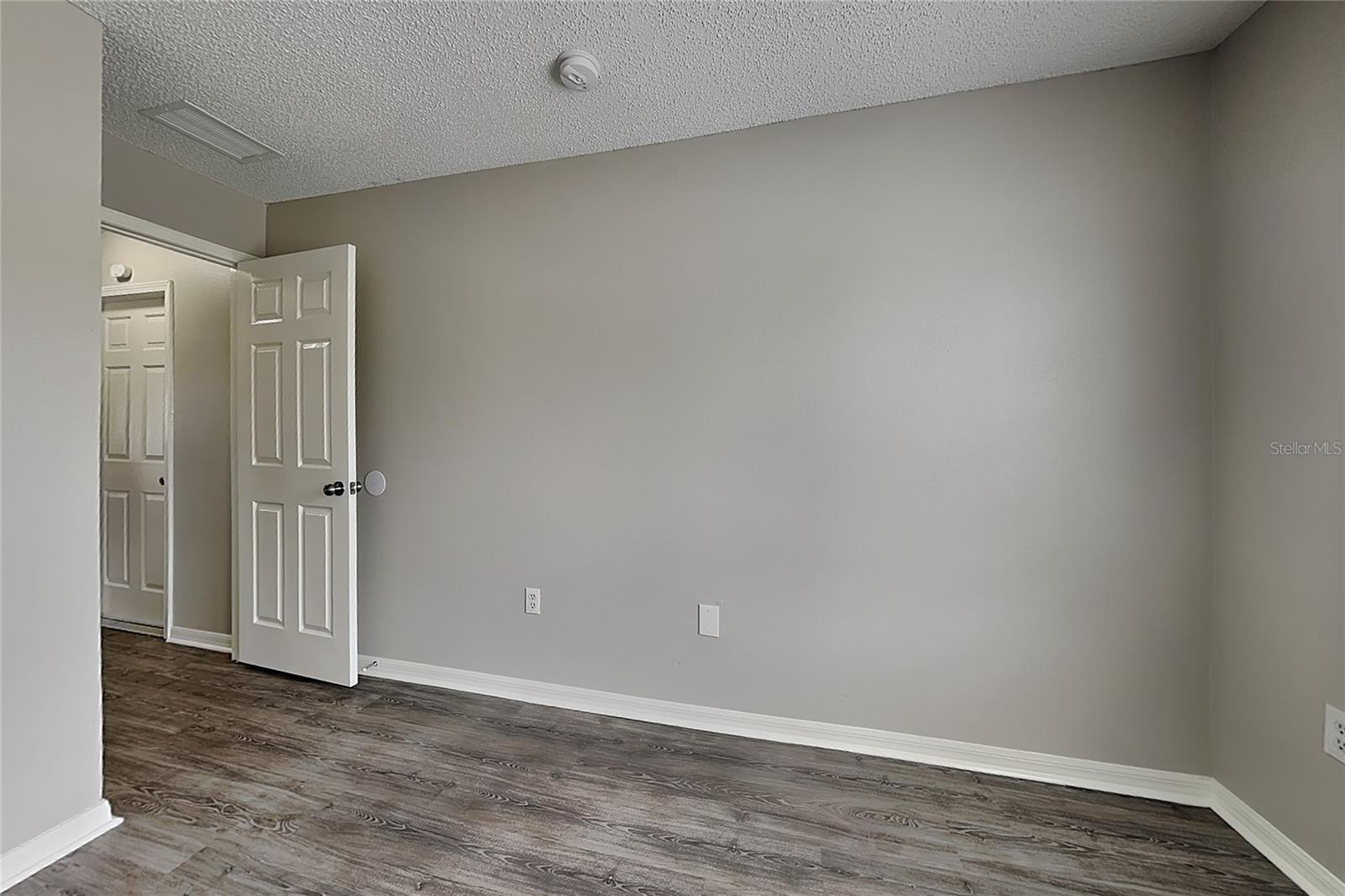 O6417296 Property Photo 12