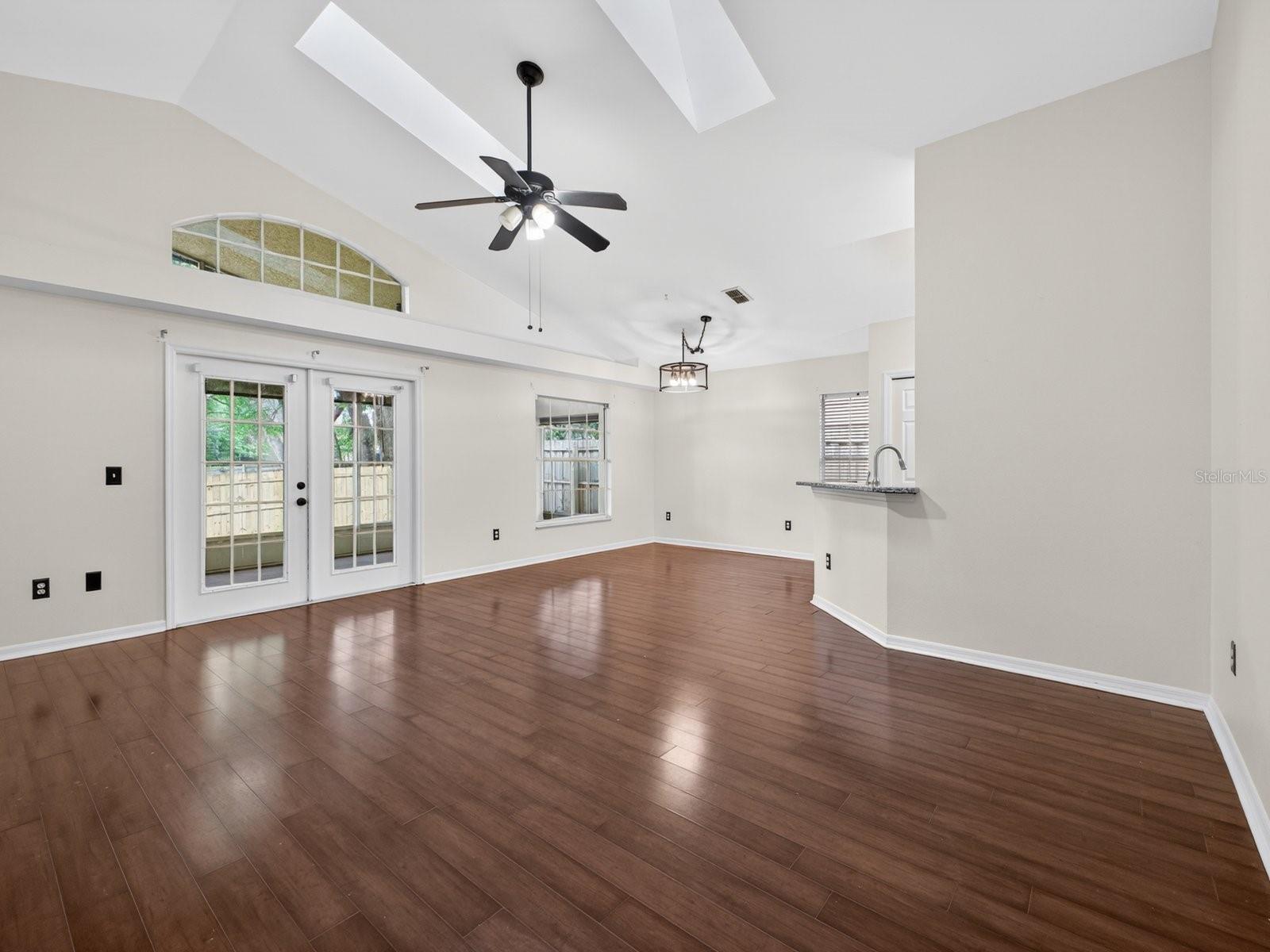 1008 Royal Oaks Dr Property Photo 6