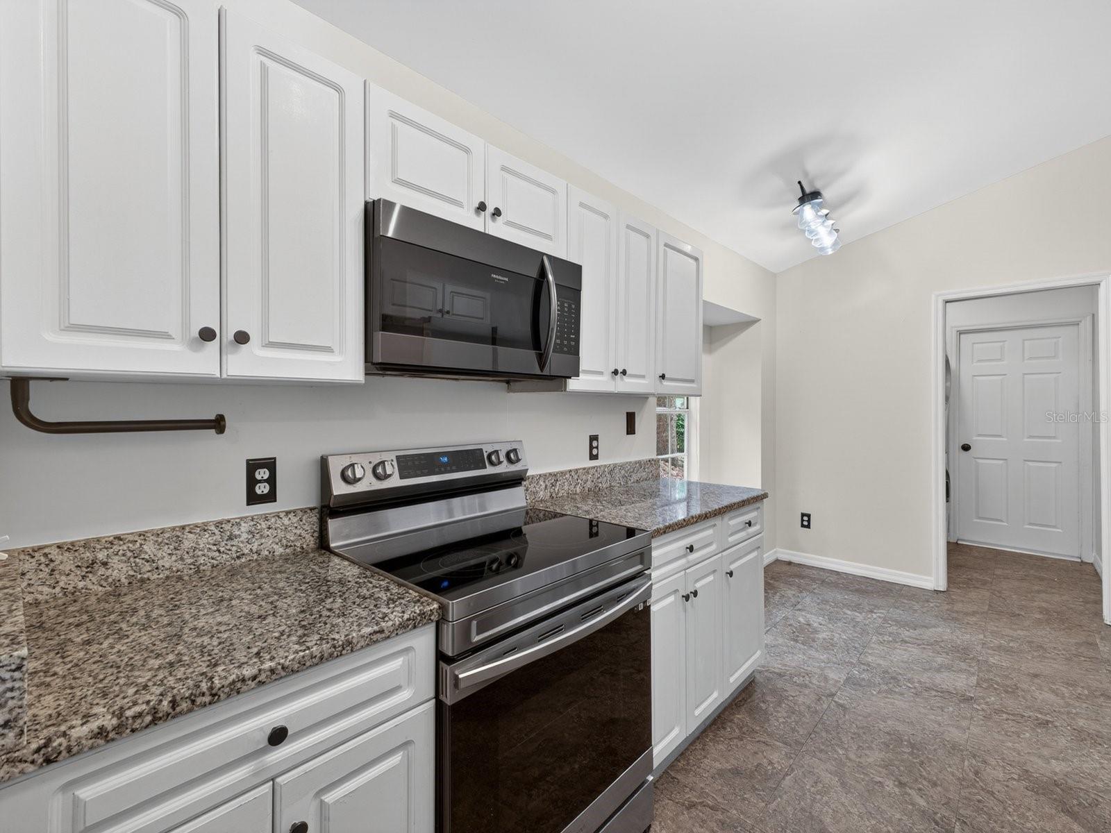 1008 Royal Oaks Dr Property Photo 7