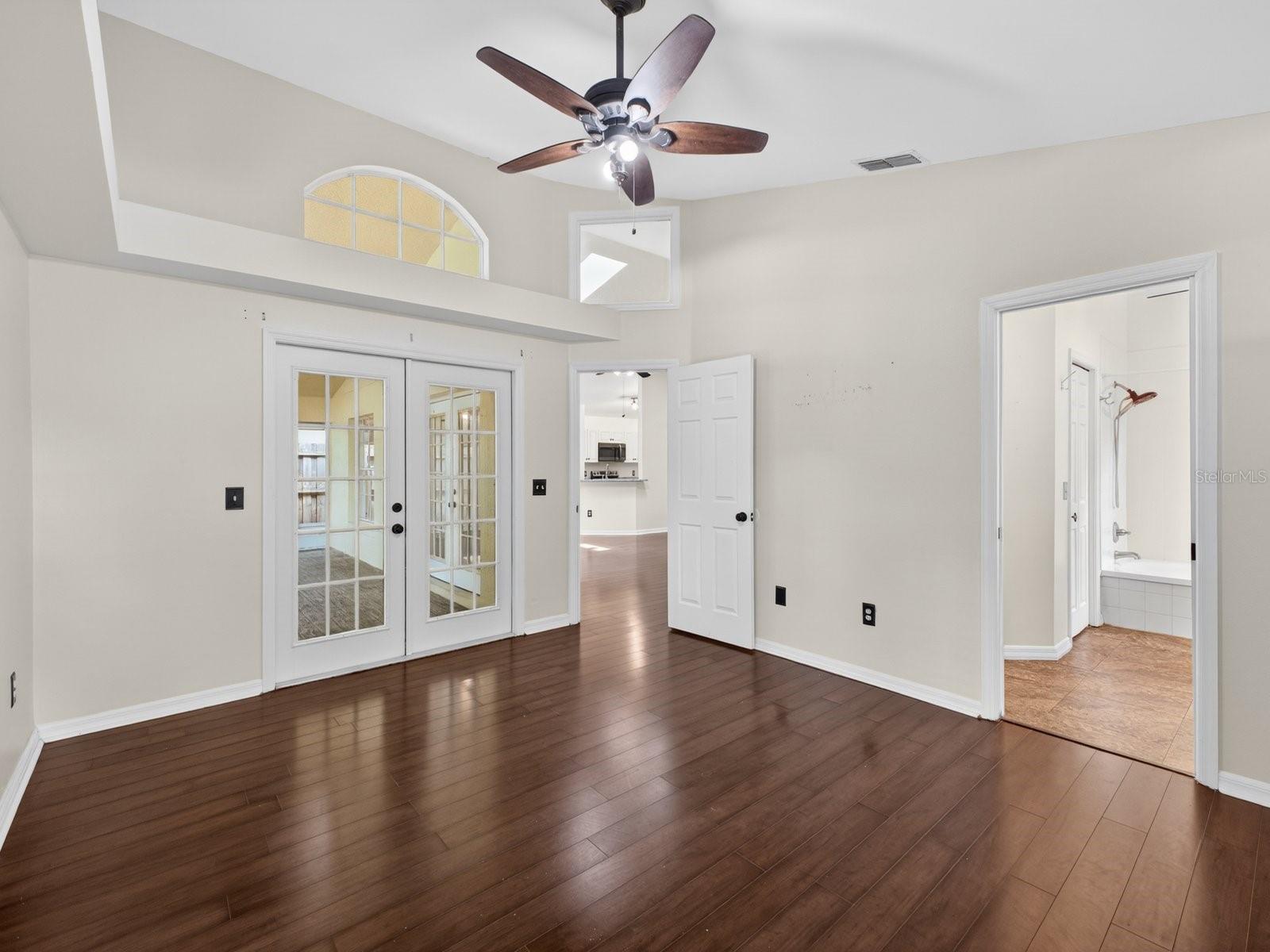 1008 Royal Oaks Dr Property Photo 14