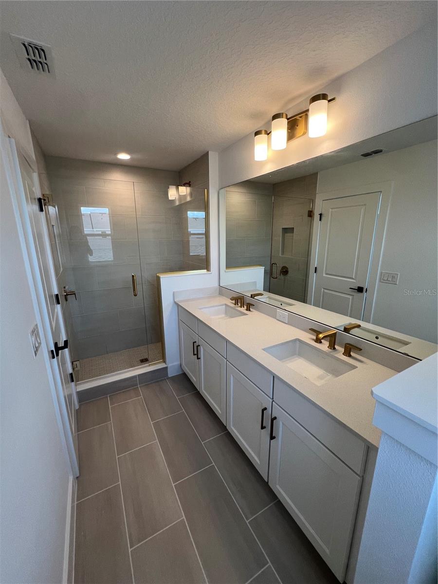 1876 Crowncrest Dr Property Photo 15