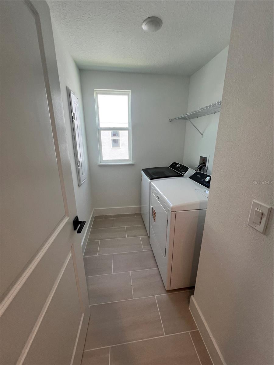 1876 Crowncrest Dr Property Photo 16