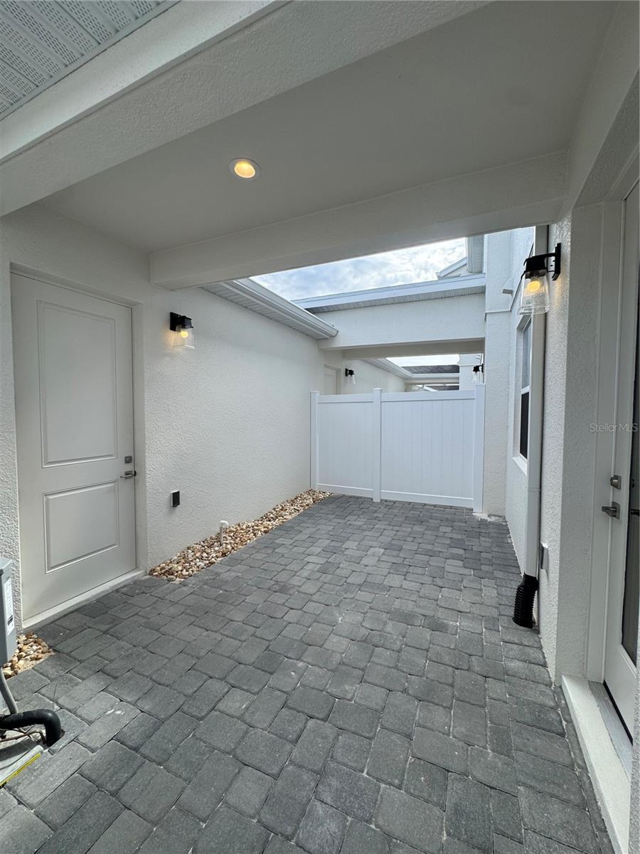 1868 Crowncrest Dr Property Photo 6