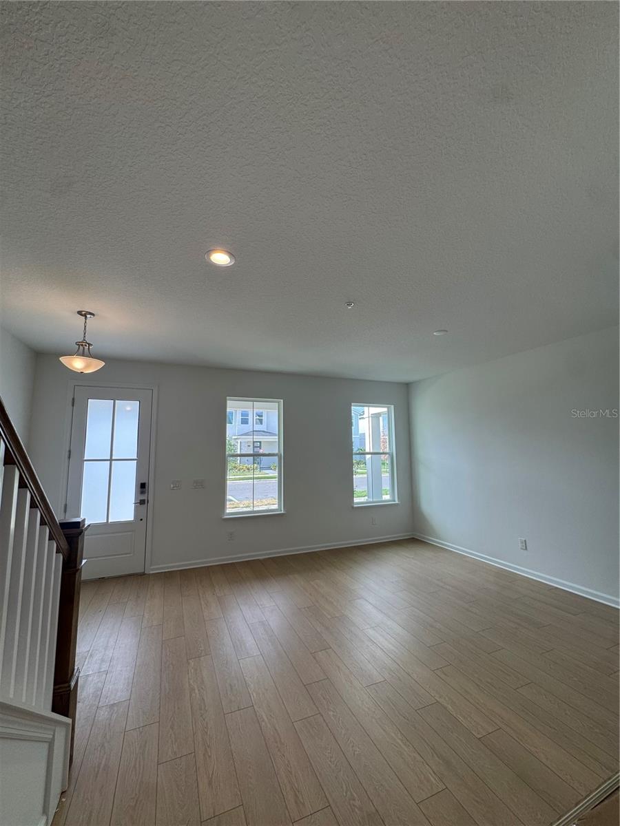 1860 Crowncrest Dr Property Photo 3