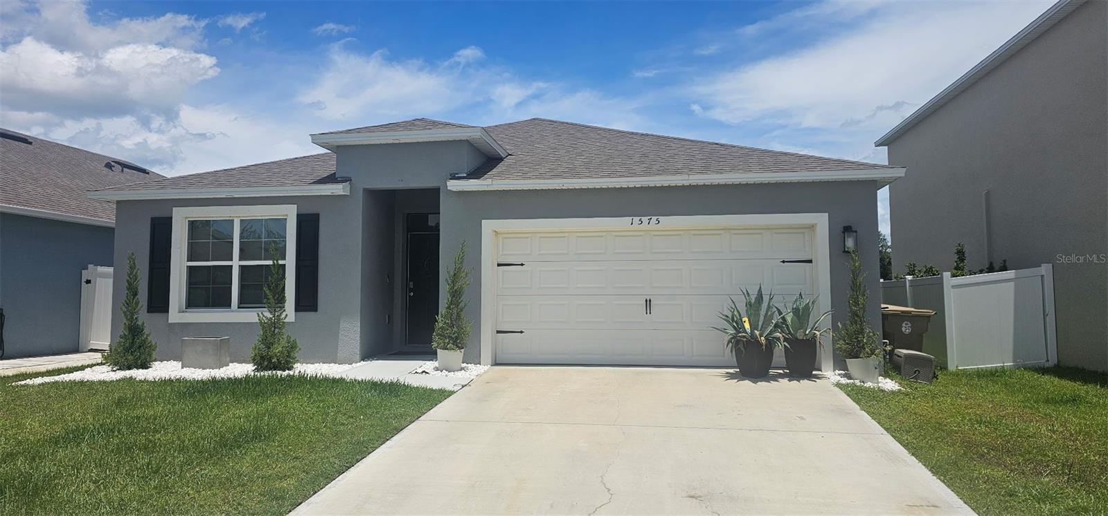 1575 Barberry Dr Property Photo 1