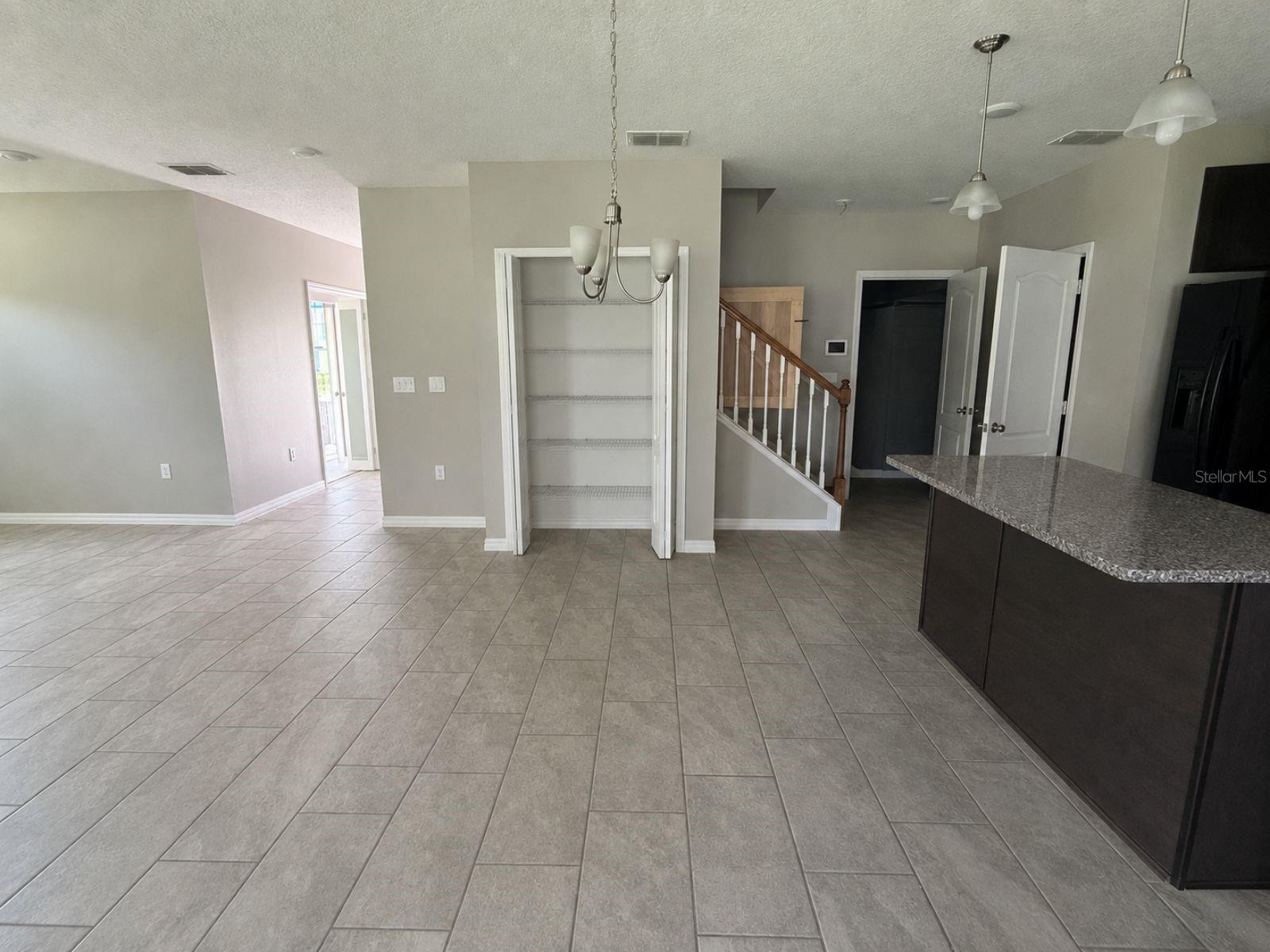 100 Albany Dr Property Photo 3