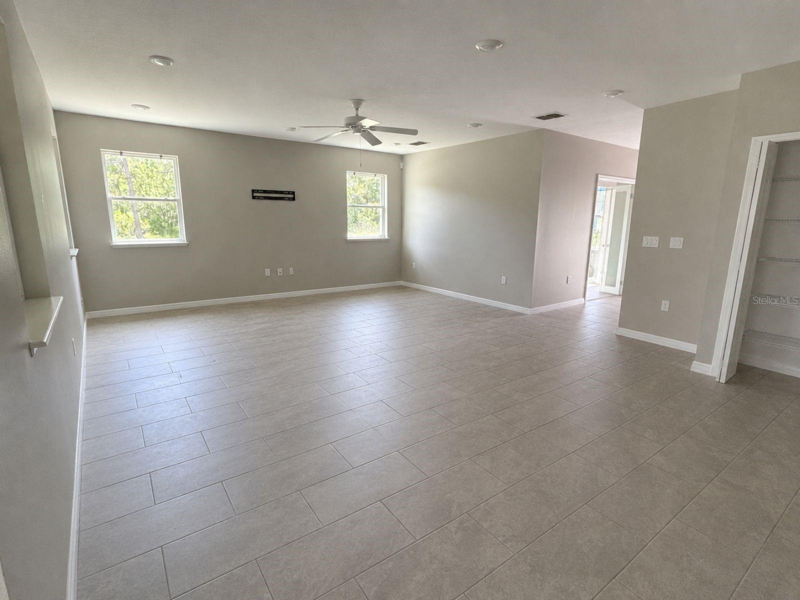 100 Albany Dr Property Photo 5
