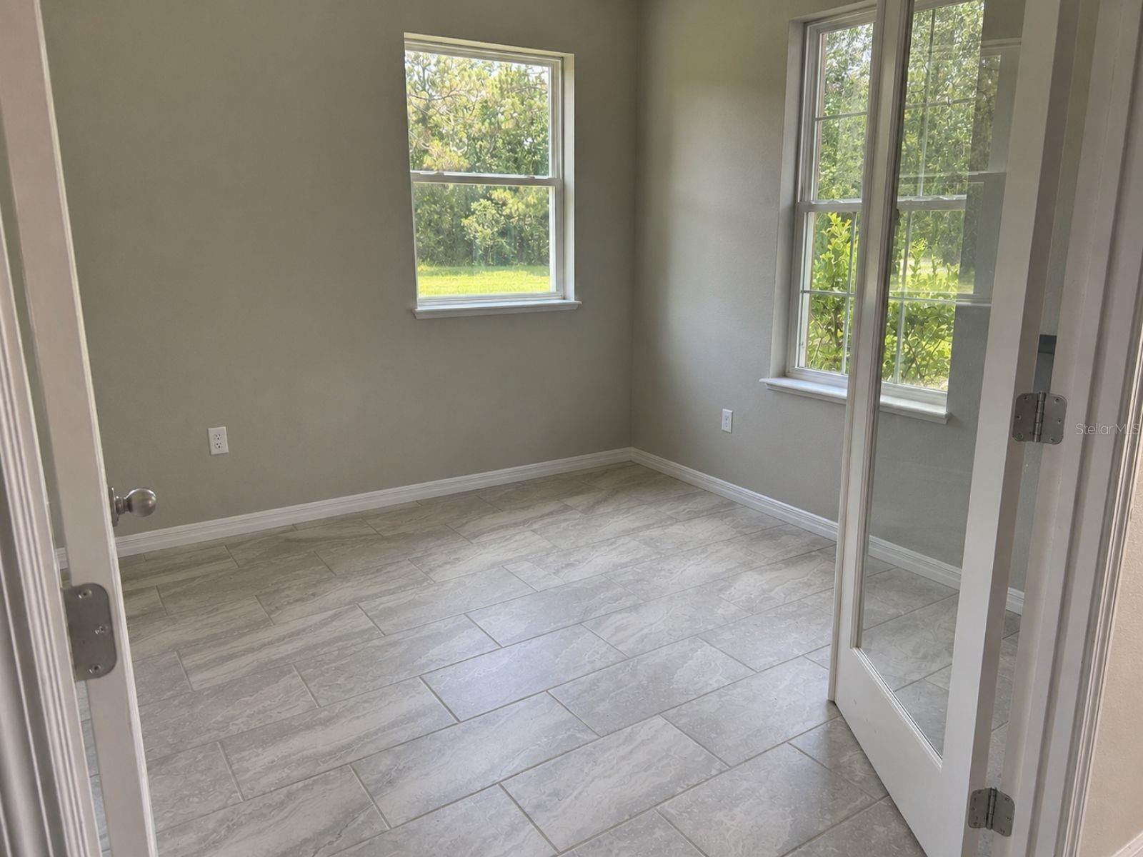 100 Albany Dr Property Photo 6