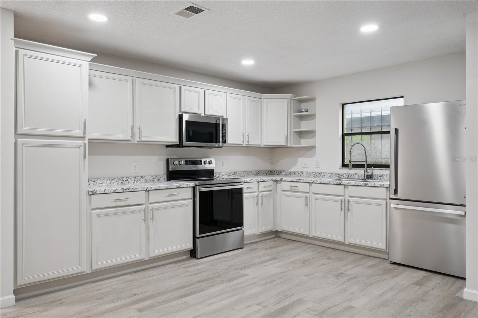 716 Grove Ave Property Photo 8
