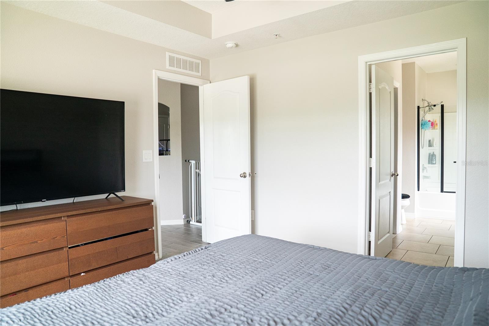O6417704 Property Photo 12