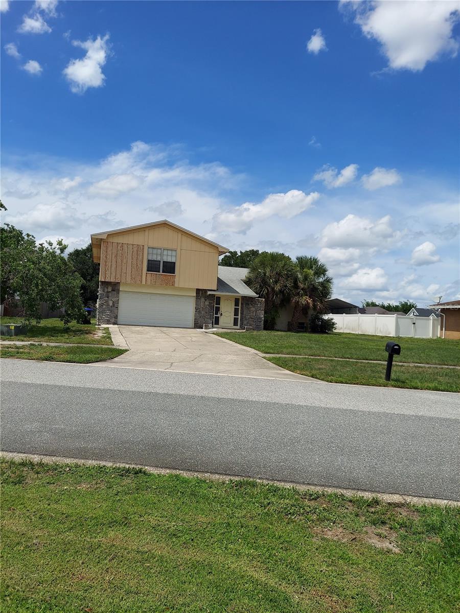 8139 LAUREL TREE DR