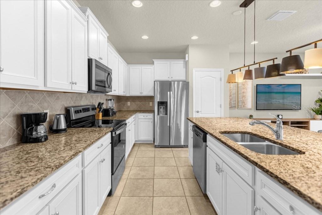 2413 Dubai St Property Photo 4
