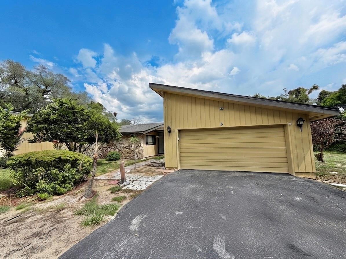 6 ROBYN LN