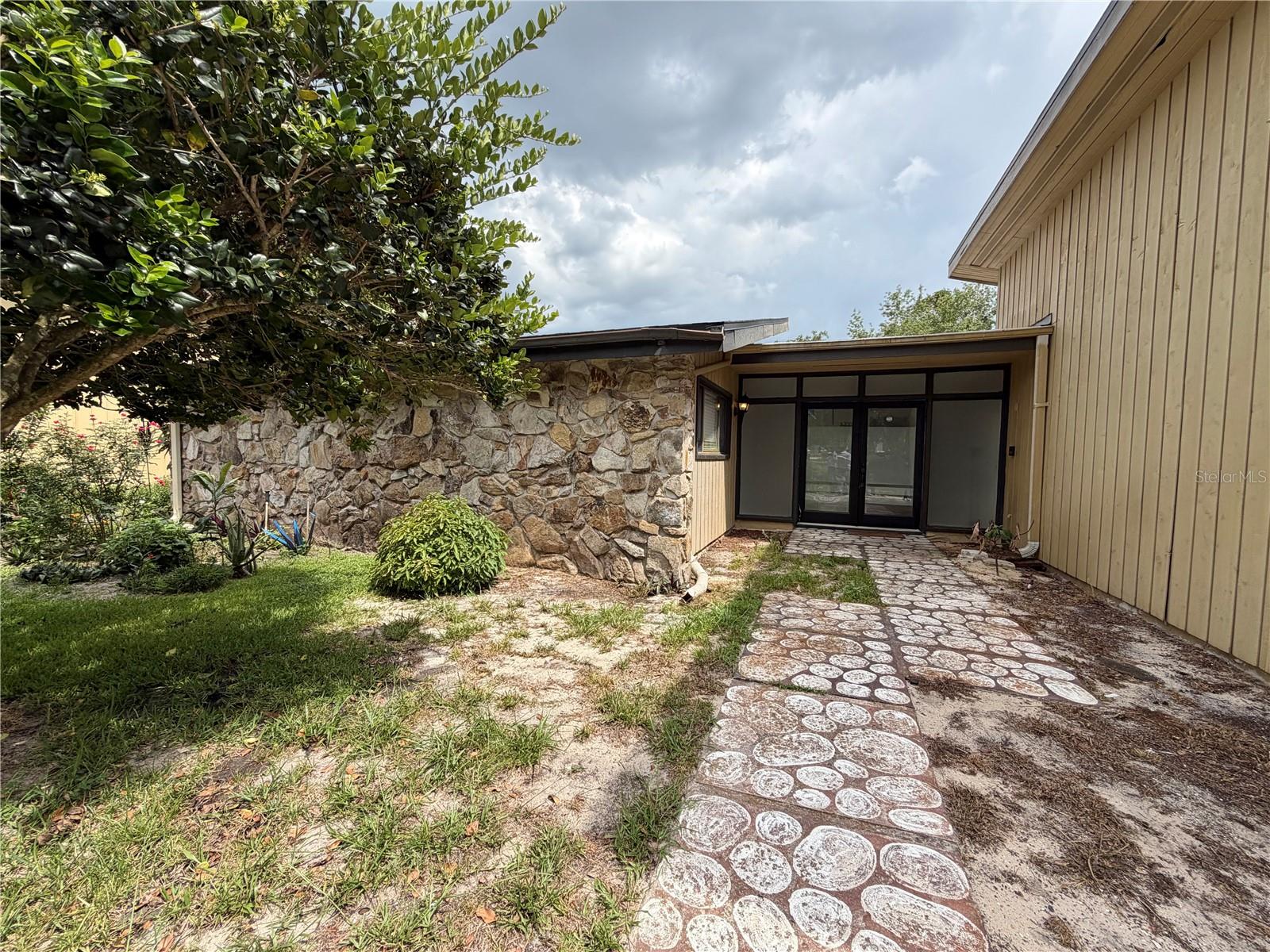 6 Robyn Ln Property Photo 2
