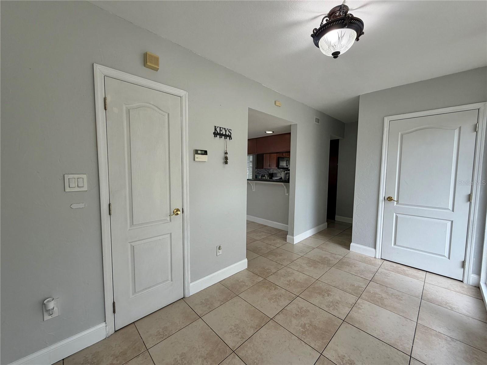 6 Robyn Ln Property Photo 3