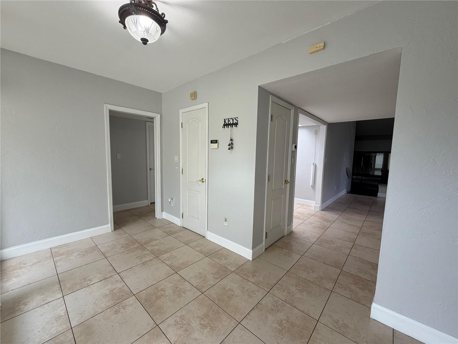 6 Robyn Ln Property Photo 4
