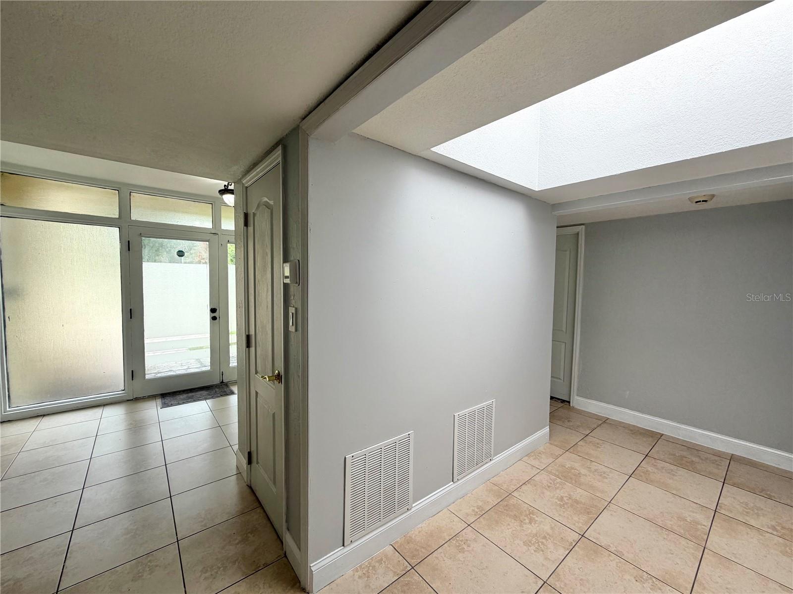 6 Robyn Ln Property Photo 5