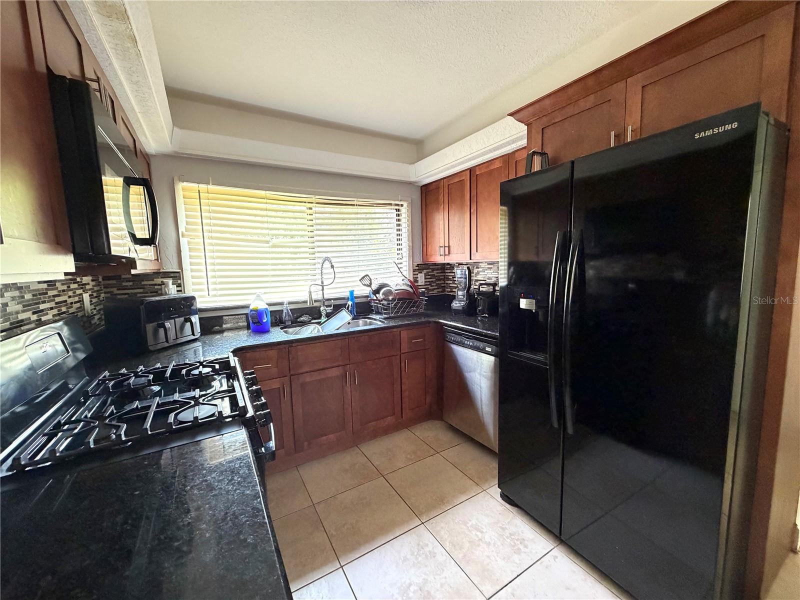 6 Robyn Ln Property Photo 9