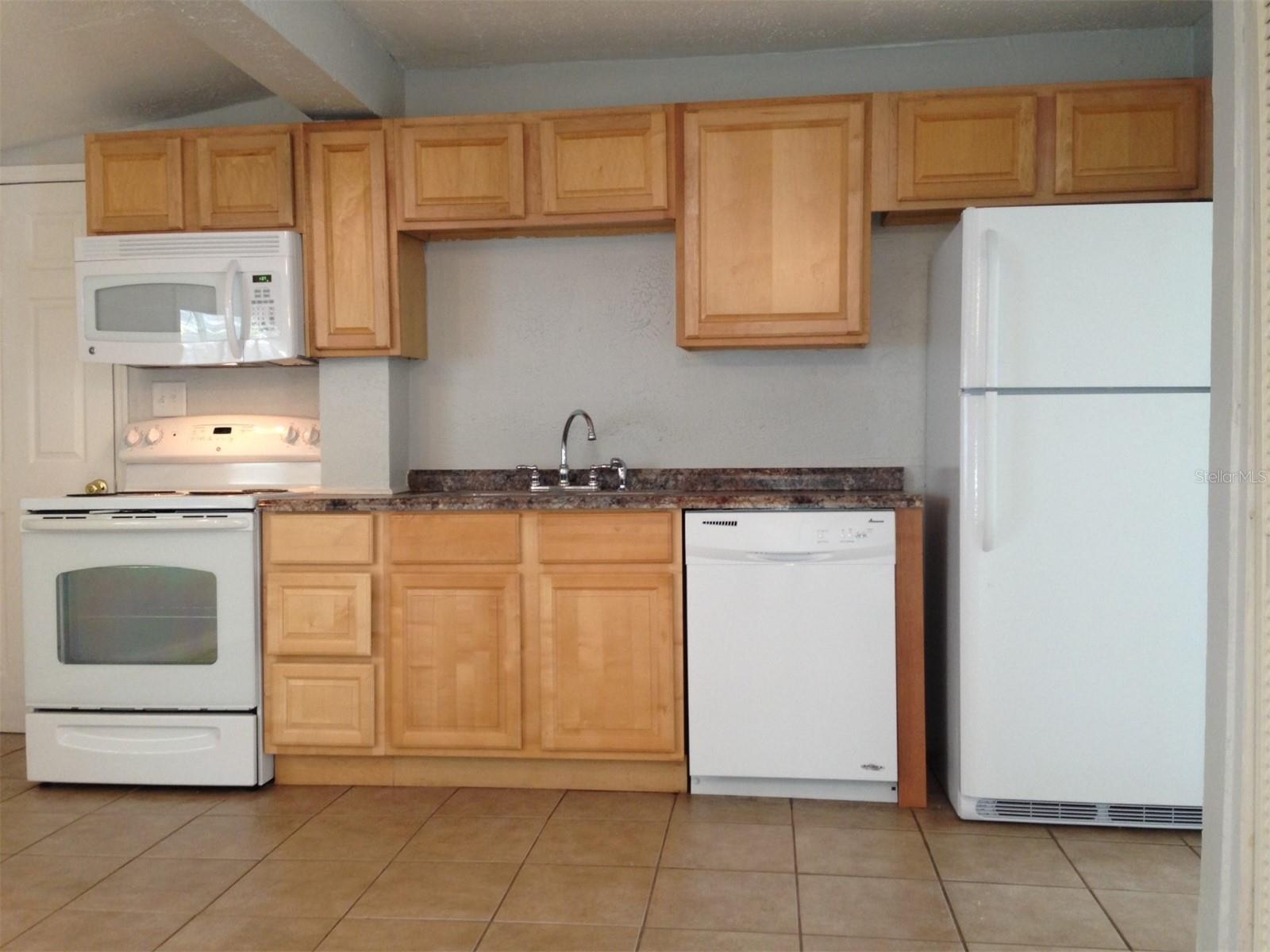 1328 Cloverlawn Ave #b Property Photo 3