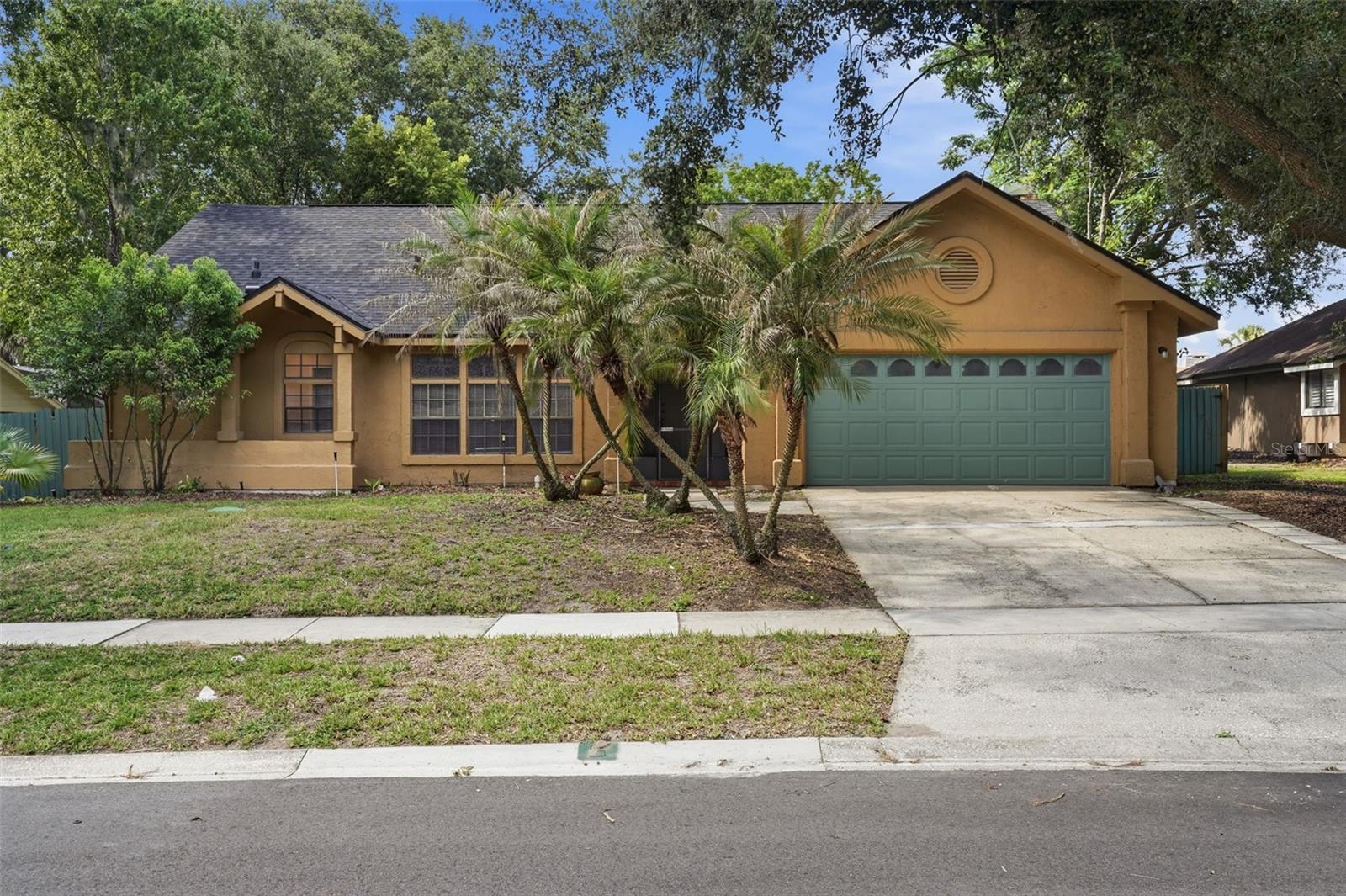 733 Swaying Palm Dr Property Photo 2