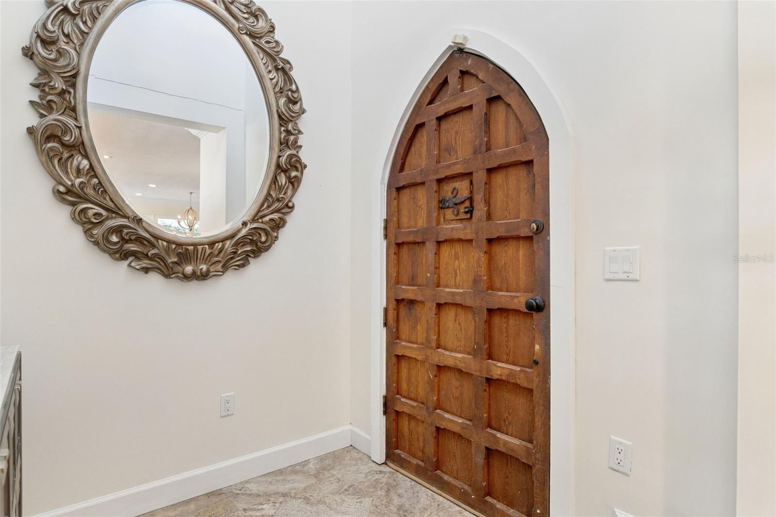 1629 Hempel Ave Property Photo 6