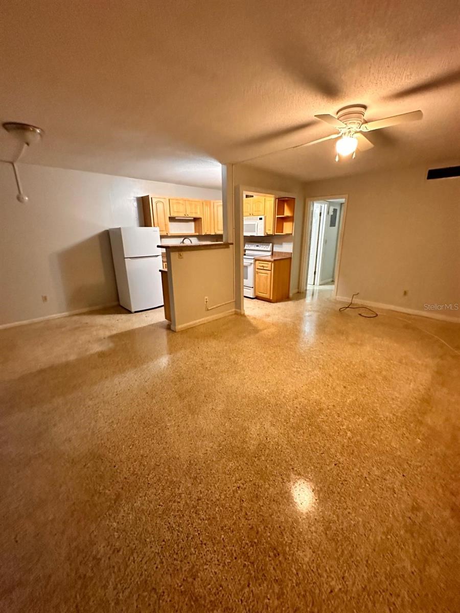 305 E Dakin Ave #11 Property Photo 3